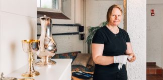 Tekstiilikonservaattori on taistelija aikaa vastaan Tekstiilikonservaattori Heidi Wirilander