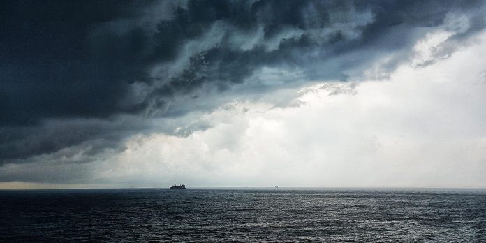 thunderstorm-4375844_1920 kuva merestä, horisontissa laiva ja sen yllä uhkaavia pilviä