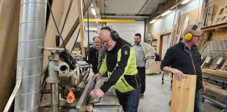 Bachia ja puutöitä – Seurakunnan kulmahiontakerhossa hioutuvat puu ja persoona