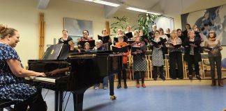 ”Jumala haluaa ottaa sinut syliin” – Vapaailta kokosi naisia lohdun ääreen Kuusankoskella