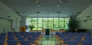 Seurakunnan myyjäisistä voi lauantaina ostaa Louis Poulsenin valaisimia tai vaikka alttarikalusteet