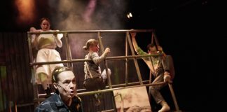 Taiteilijaa ei synny ilman läheisiään, Rovaniemen Teatterin kantaesitys Reidar Särestöniemen äidistä muistuttaa