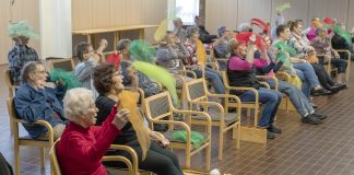 Senioriväen kirkkomuskarissa lapsuus kulkee mukana ja koko kroppa vetreytyy