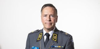 Kenttäpiispa Pekka Asikainen saapuu tentattavaksi Piispan kyselytunnille