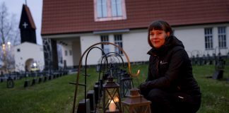 Veden äärellä kohoavan Iin kirkon on salama polttanut kahdesti