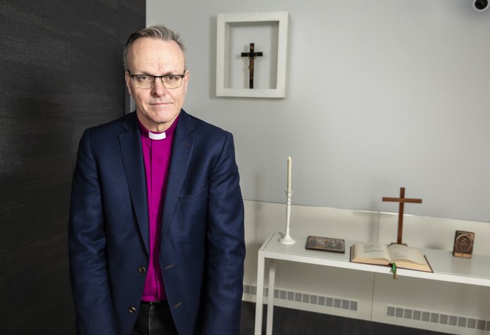Arkkipiispa Tapio Luoma kuvattuna Kirkkohallituksen kappelin tiloissa 17.4.2024