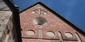 Kirja-arvio: Eläväinen historiikki Maarian kirkosta kertoo myös kristinuskon alkuvaiheista Suomessa