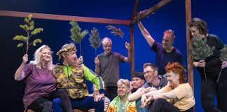 Juha Hurmeen Seitsemän veljestä repäisee huumorillaan ja vauhdillaan Jyväskylän kaupunginteatterissa