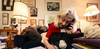 88-vuotias Seela Sella jatkaa lavalla tinkimättömästi: ”Yhtään esitystä ei voi tehdä vanhalla rutiinilla”