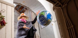 ”Maailman ja ihmisen väliin tarvitaan jotain villaista”, sanoo taiteilija ja suurperheen äiti Maria Junes