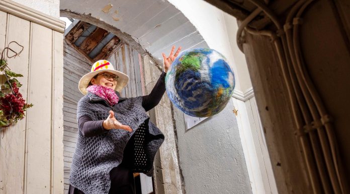 ”Maailman ja ihmisen väliin tarvitaan jotain villaista”, sanoo taiteilija ja suurperheen äiti Maria Junes