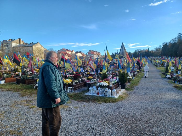 Timo Hukka sankarivainajien hautausmaalla Lvivissä