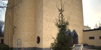 Varkauden kirkolle istutettiin pysyvä joulukuusi – ”Kaikki ei ole kertakäyttöistä”