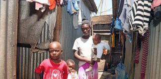 Kenialaislapsi saa koulussa lämpimän ruoan ja iltapalan kotona jaettavaksi