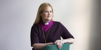 ”Liityn maailman äitien huutoon: Ei sotaa!” – Piispa Mari Leppänen saarnasi itsenäisyyspäivän juhlajumalanpalveluksessa