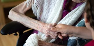 Suomessa on vahvistunut ”omaisolettama”, etsivän vanhustyön asiantuntija sanoo