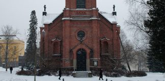 Jyväskylä'n Kaupunginkirkko edestä kuvattuna