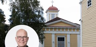Kärsämäen kirkkoherralla Rainer Väänäsellä on koulutus melkein kaikkiin kirkon töihin
