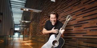 Kuolemaa, kaipuuta, kiitollisuutta – Mikko Kuustonen lähtee kiertueelle uusien laulujensa kanssa