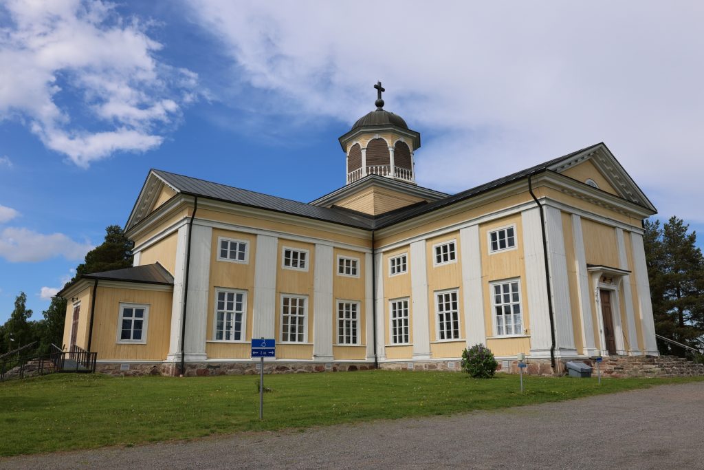keltaiseksi maalattu puinen kirkkorakennus
