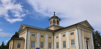 Limingan kappalaisen valinta kuohuttaa mieliä Pohjois-Suomessa keltaiseksi maalattu puinen kirkkorakennus