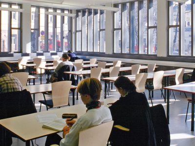 kuvassa tyhjä luokkahuone