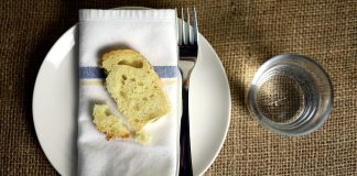 Hartaus: Paastonaika on osa meitä leipää lautasella ja vesilasi