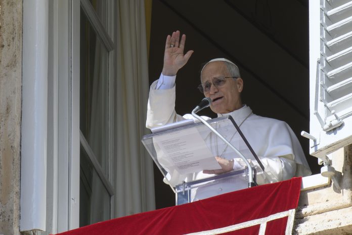 ITALY - POPE LEO XIV WAVES RO THE CROWD FROM THE WINDOW OF THE APOSTOLIC PALACE OVERLOOKING ST PETER'S SQUARE DURING THE ANGELUS PRAYER AT THE VATICAN- 2026/2/15