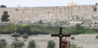 Kardinaali ja Israelin viranomaiset löysivät sovun —Kristillinen pääsiäisenvietto jatkuu Jerusalemissa