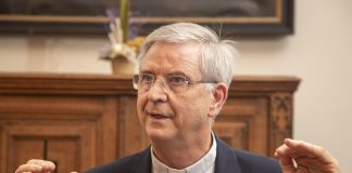 Belgialainen piispa suunnittelee vihkivänsä naimisissa olevia miehiä papiksi katoliseen kirkkoon