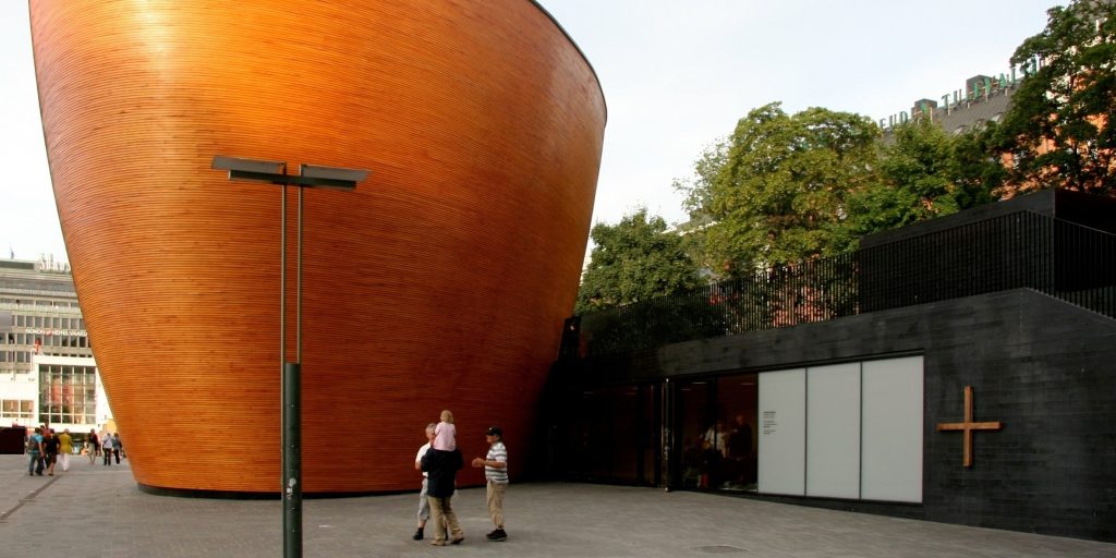 puinen rakennus jonka edessä muutamia ihmisiä