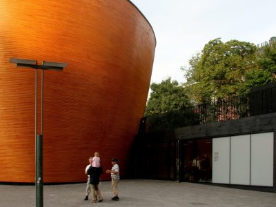 puinen rakennus jonka edessä muutamia ihmisiä