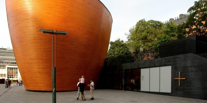 puinen rakennus jonka edessä muutamia ihmisiä