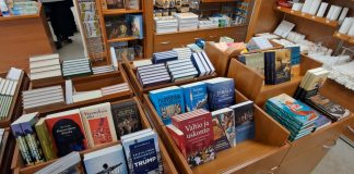 kirjoja kirjakaupan hyllyssä