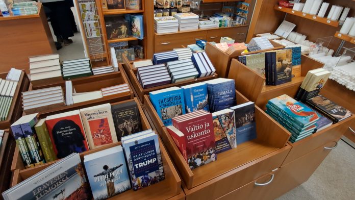 kirjoja kirjakaupan hyllyssä