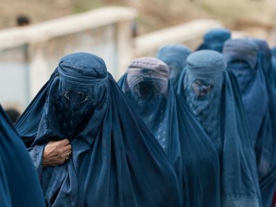 burkhaan pukeutuneita naisia jonossa