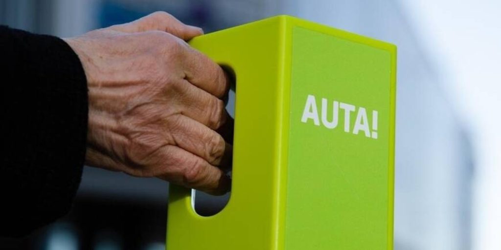 vihreä keräyslipas kädessä