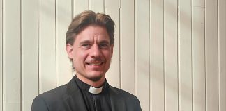 Urjalan uusi kirkkoherra Olli Luhtasela on kiitollinen läpi elämän jatkuneesta siunauksen tiestä miespappi seisoo seinustalla ja katsoo kameraan