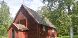 1600-luvun rukoushuone oli välillä kalastajien varasto mutta palasi kirkoksi Kuvassa on pieni, punamultamaalilla maalattu hirsikirkko vehreässä kesämaisemassa.