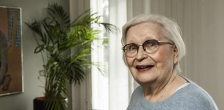 Hiljainen sydänrukous uudistaa uskon ja arjen, sanoo Sirkku Aitolehti Kuvassa vanhempi, silmälasipäinen nainen katsoo puolilähikuvassa kameraan ja hymyilee. Taustalla näkyy palmu-huoneksvi.