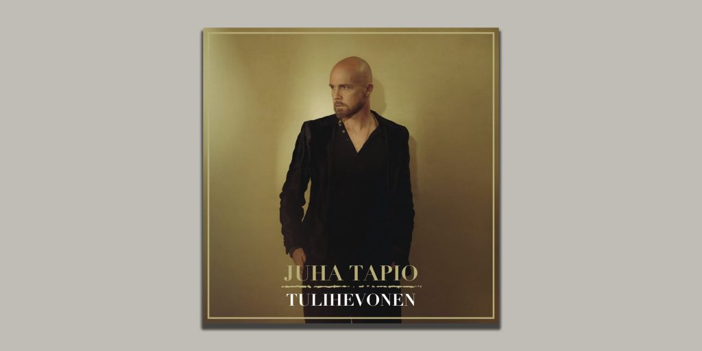 Harmaalla pohjalla levynkansi, jossa mustapukuinen Juha Tapio seisoo.