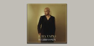 Harmaalla pohjalla levynkansi, jossa mustapukuinen Juha Tapio seisoo.