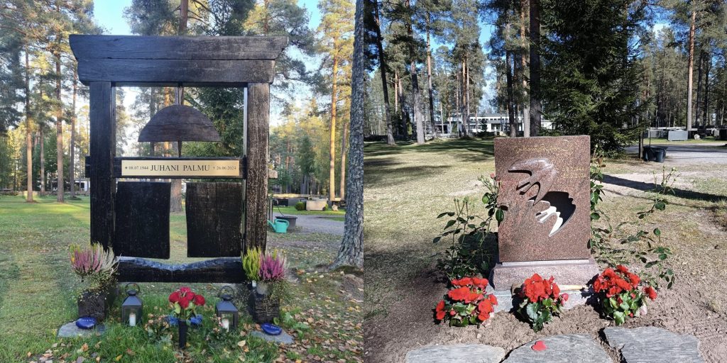 Kaksi erilaista hautamuistomerkkiä vierekkäin metsäisellä hautausmaalla. Vasemmalla tumma puinen muistomerkki, jossa riippuva kellomainen elementti ja kynttilöitä sekä kukkia sen juurella. Oikealla ruskea kivinen hautakivi, jossa on perhosen muotoinen aukko, punaisia kukkia ja ruusupensaita ympärillä. Taustalla näkyy mäntyjä ja aurinkoinen sää.