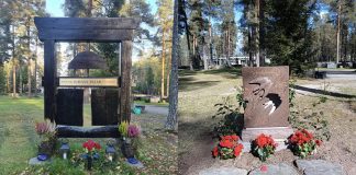 Kaksi erilaista hautamuistomerkkiä vierekkäin metsäisellä hautausmaalla. Vasemmalla tumma puinen muistomerkki, jossa riippuva kellomainen elementti ja kynttilöitä sekä kukkia sen juurella. Oikealla ruskea kivinen hautakivi, jossa on perhosen muotoinen aukko, punaisia kukkia ja ruusupensaita ympärillä. Taustalla näkyy mäntyjä ja aurinkoinen sää.