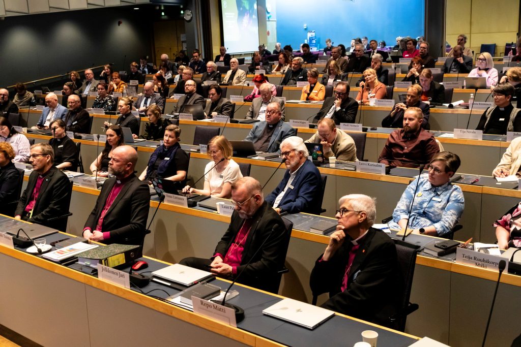 ihmisiä istumassa auditoriossa