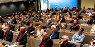 ihmisiä istumassa auditoriossa