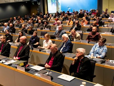 ihmisiä istumassa auditoriossa