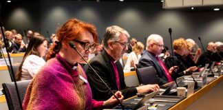 lähikuva ihmisistä auditoriossa