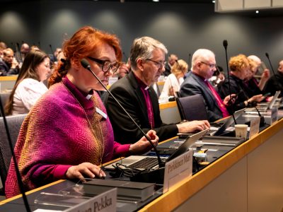 lähikuva ihmisistä auditoriossa