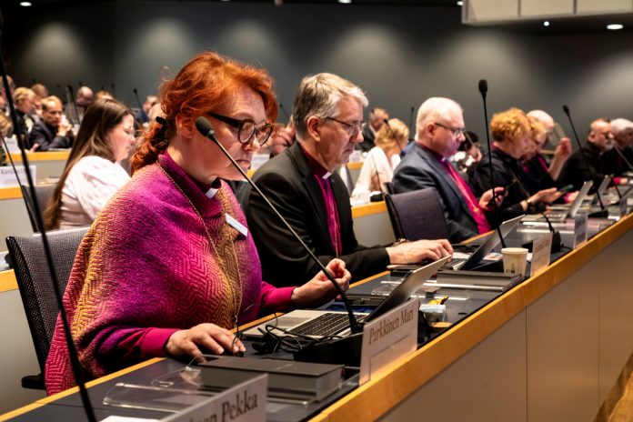 lähikuva ihmisistä auditoriossa